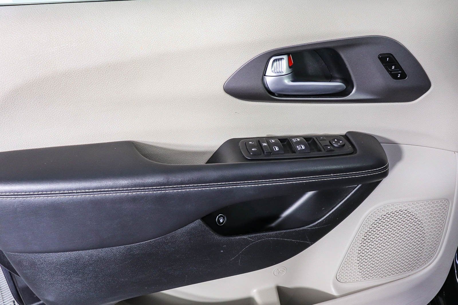 Used 2024 Chrysler Pacifica Select image 23