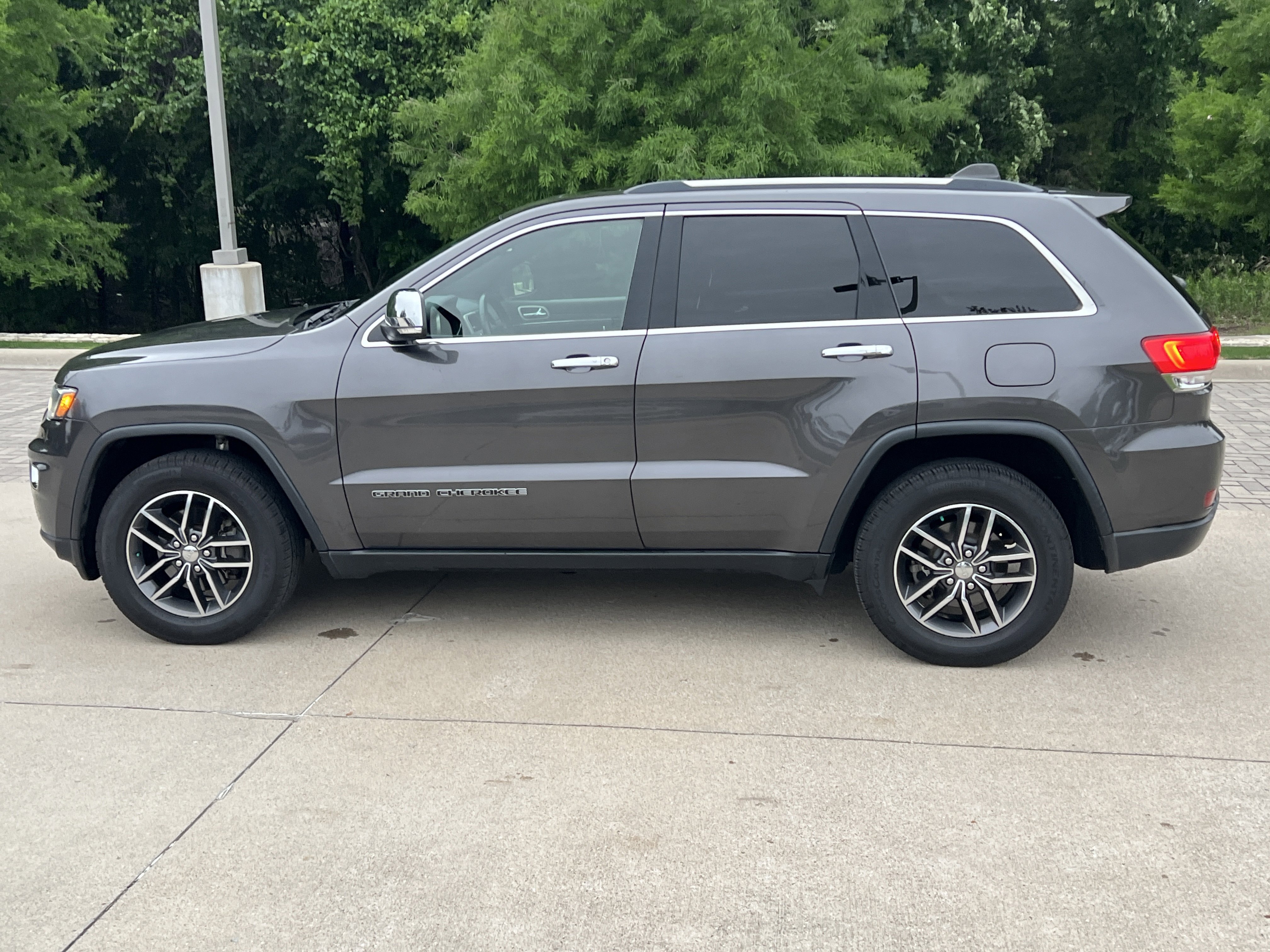 Used 2017 Jeep Grand Cherokee Limited w/ Luxury Group II RWD image 7