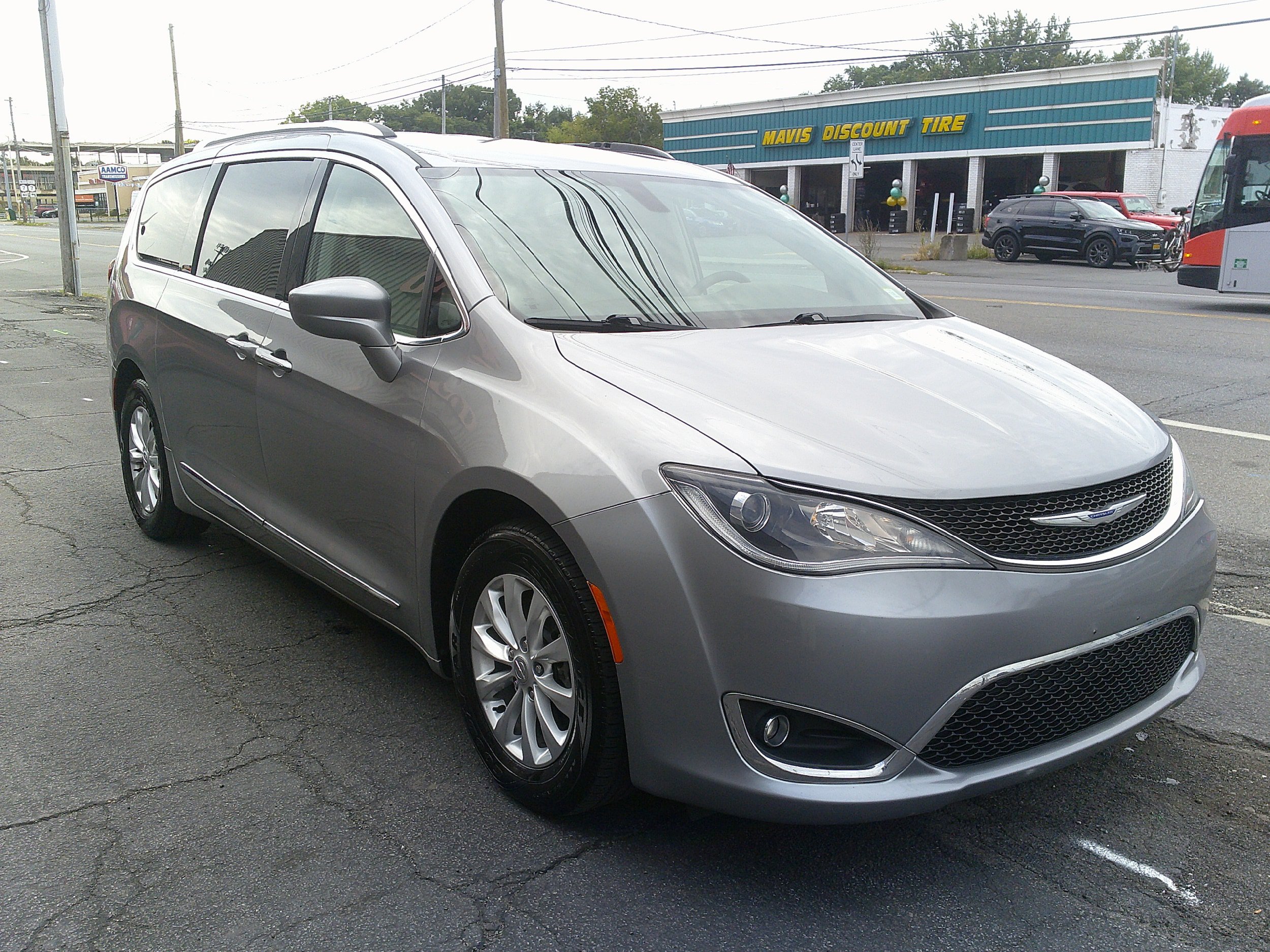 Used 2018 Chrysler Pacifica Touring-L FWD image 4