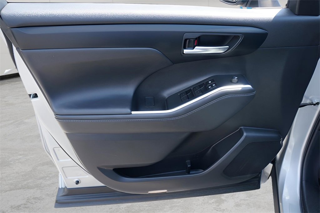 Used 2024 Toyota Highlander Platinum image 27
