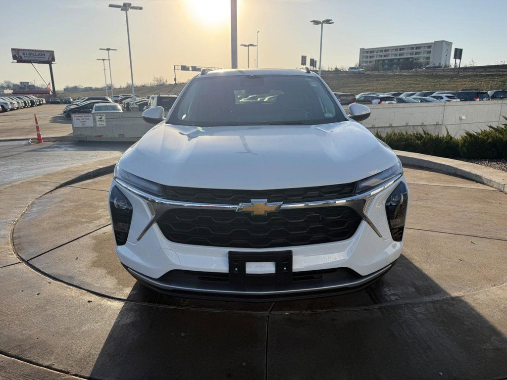 Used 2025 Chevrolet Trax LT w/ LT Convenience Package image 11