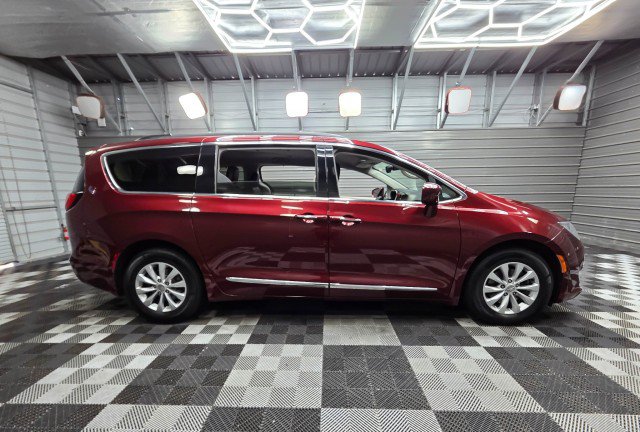 Used 2017 Chrysler Pacifica Touring-L FWD image 10