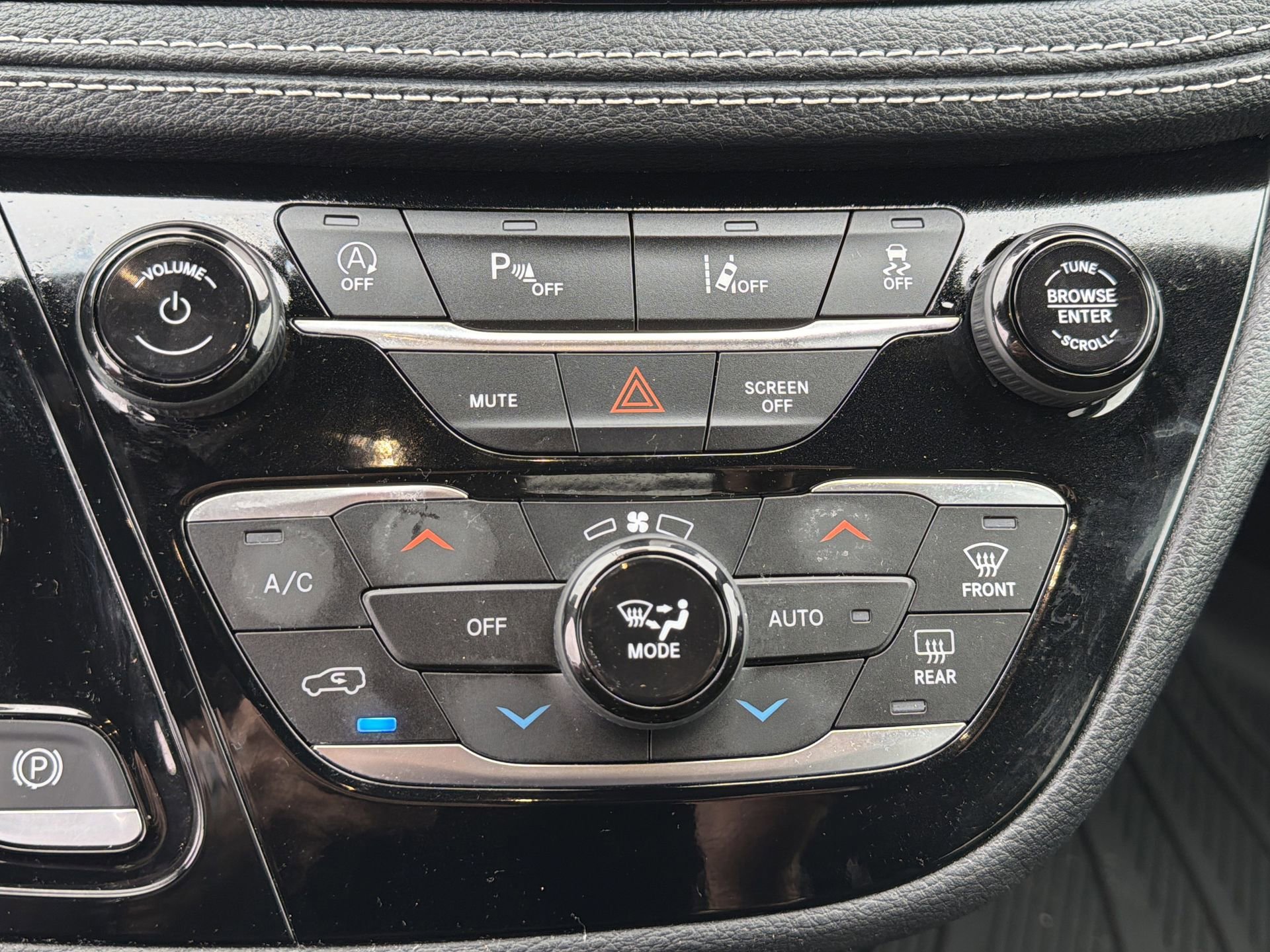 Used 2023 Chrysler Pacifica Touring image 8