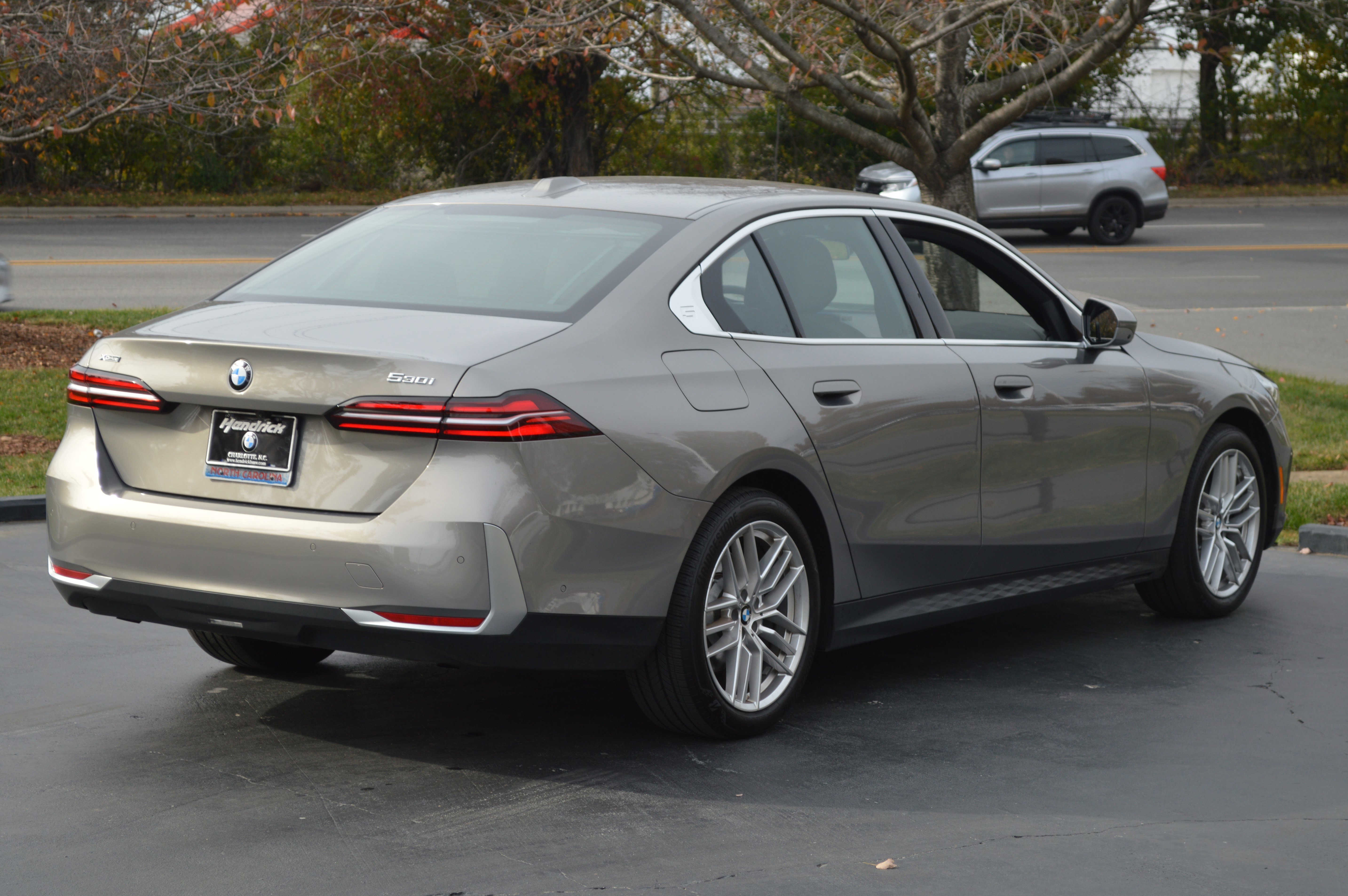 Used 2025 BMW 530i xDrive w/ Premium Package image 11