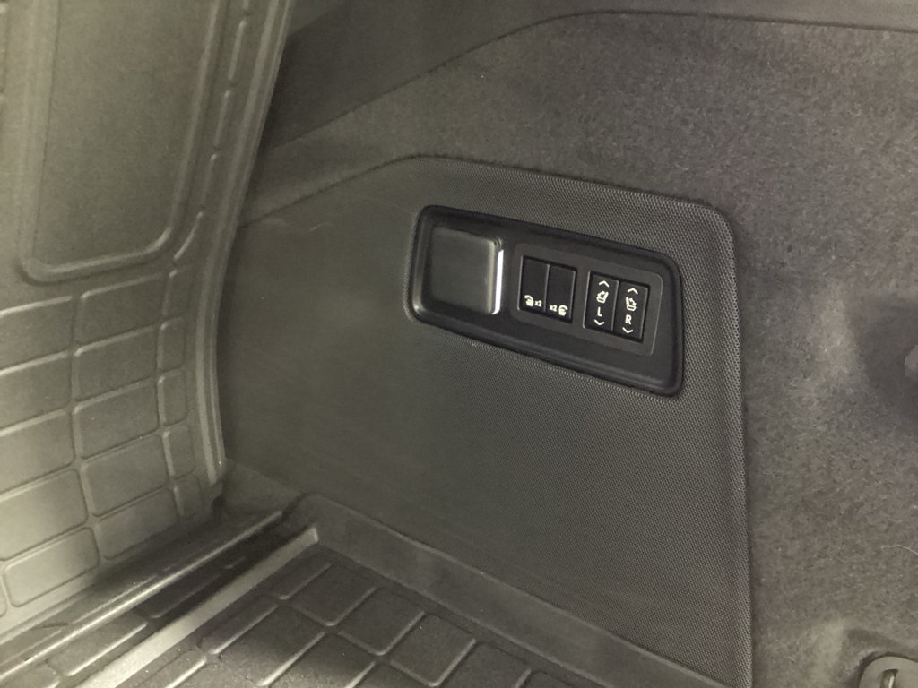 Used 2023 Cadillac Escalade Sport Platinum w/ LPO, ONYX Package AWD/4WD image 36
