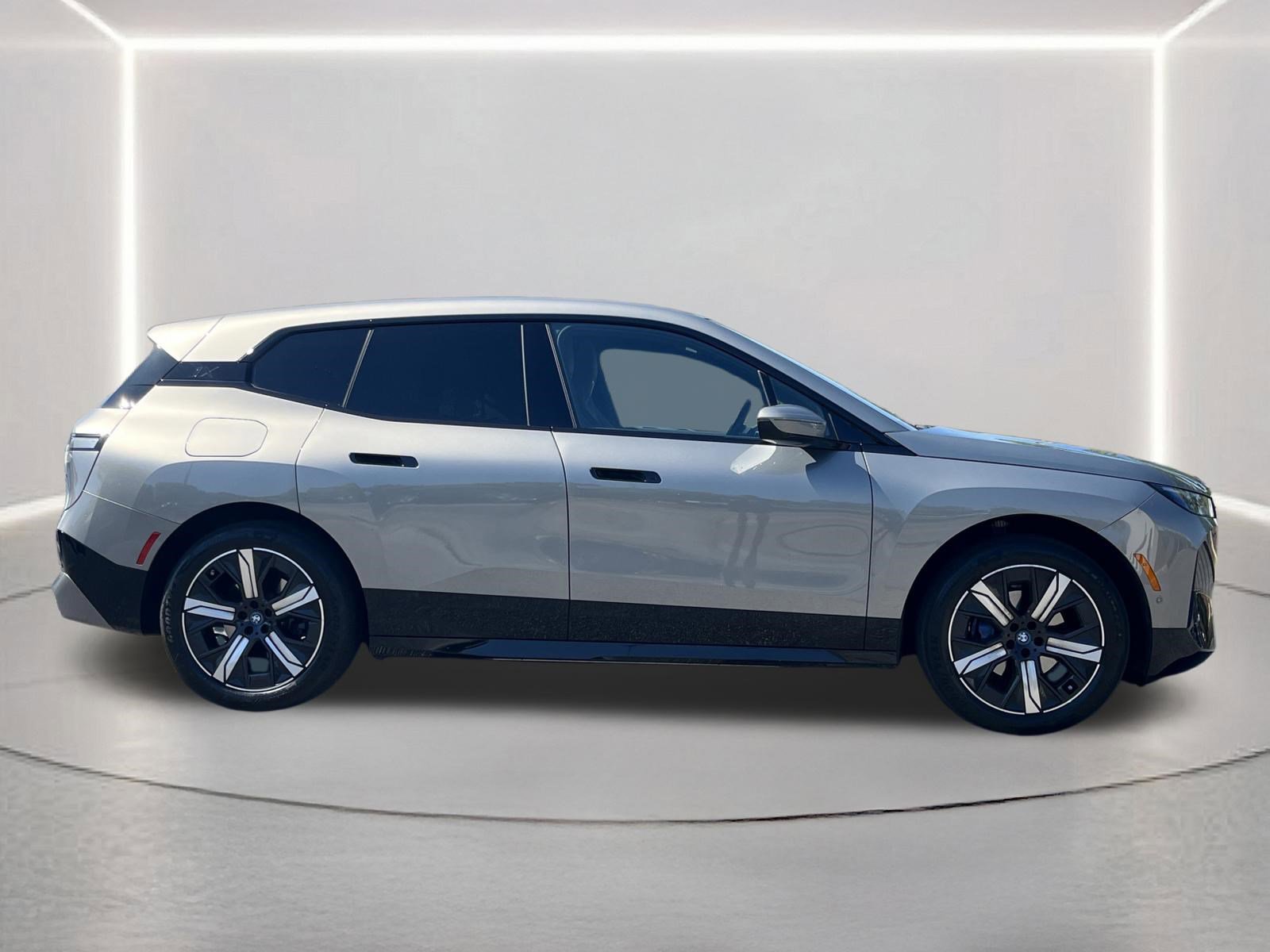 Used 2023 BMW iX xDrive50 w/ Sport Package AWD/4WD image 26