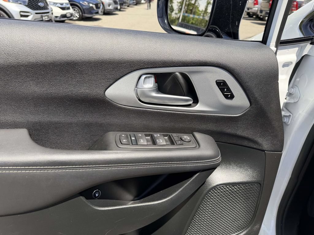 Used 2024 Chrysler Pacifica Limited FWD image 26
