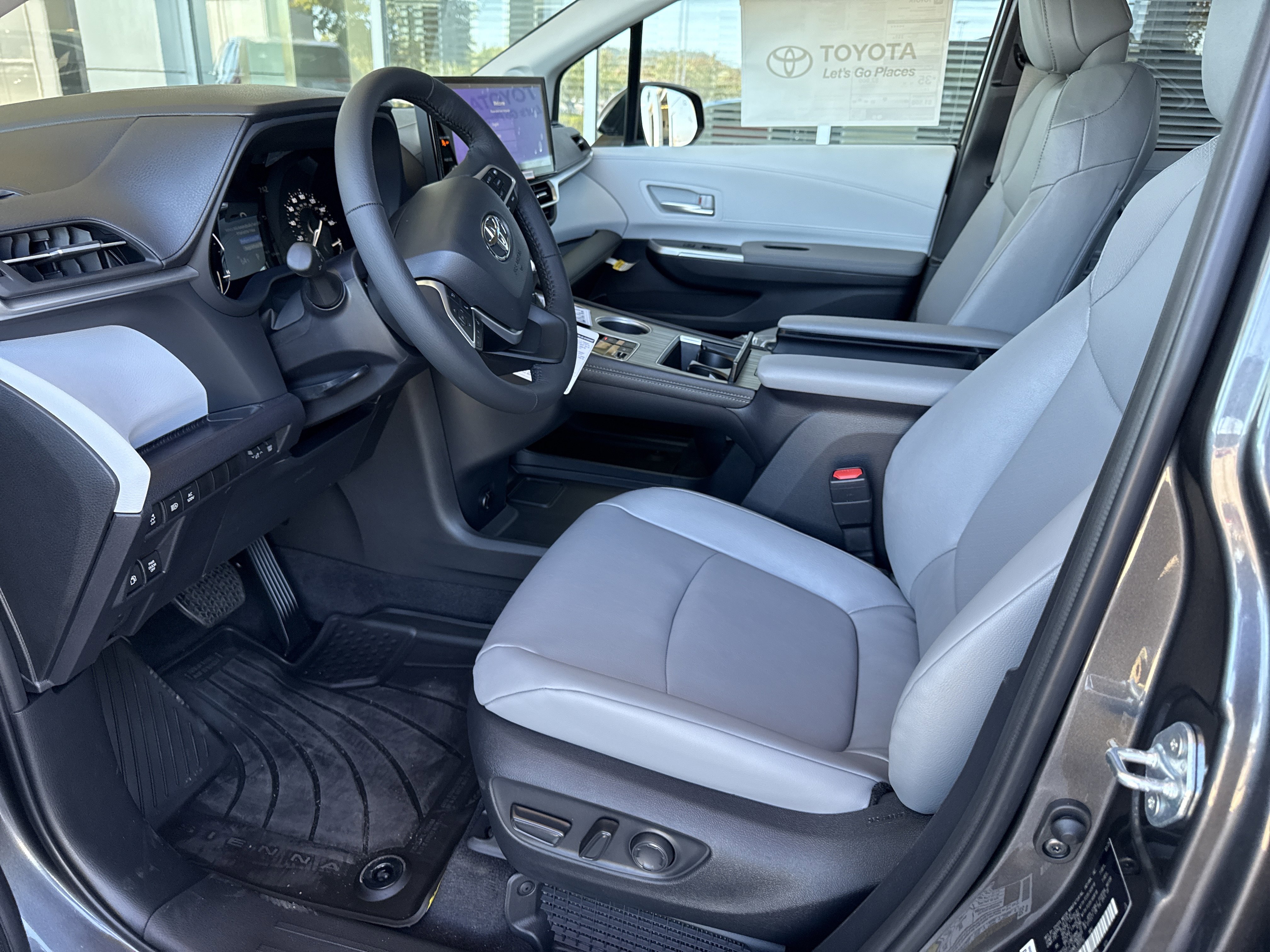 New 2025 Toyota Sienna XLE image 13