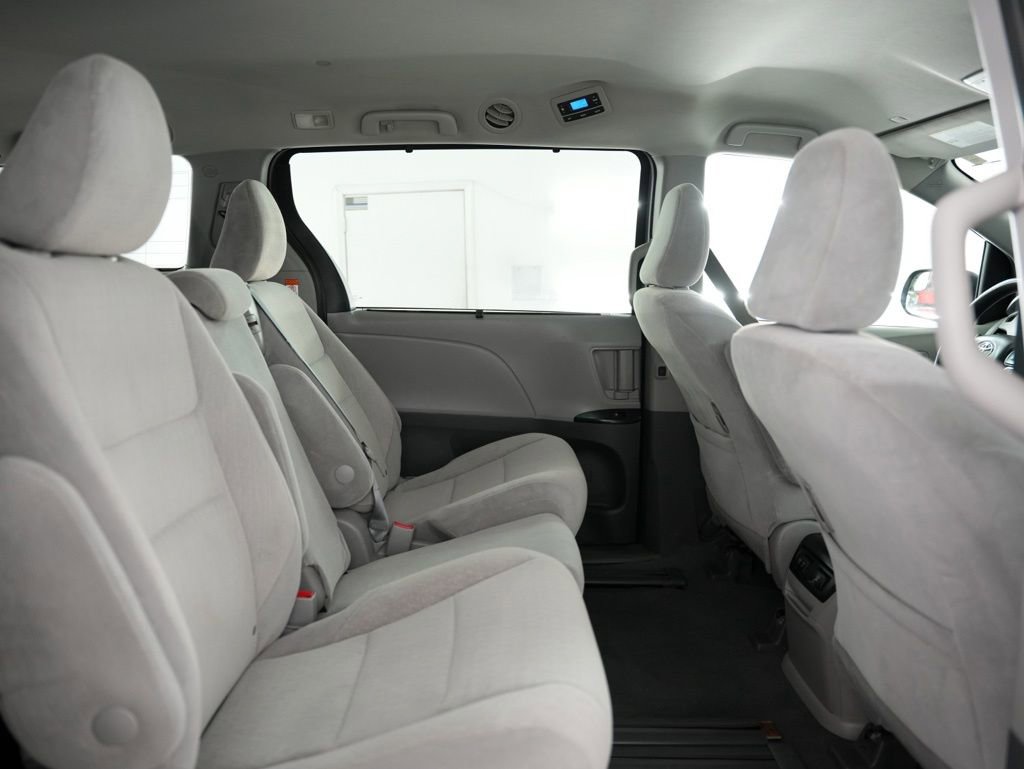Used 2020 Toyota Sienna LE FWD image 36