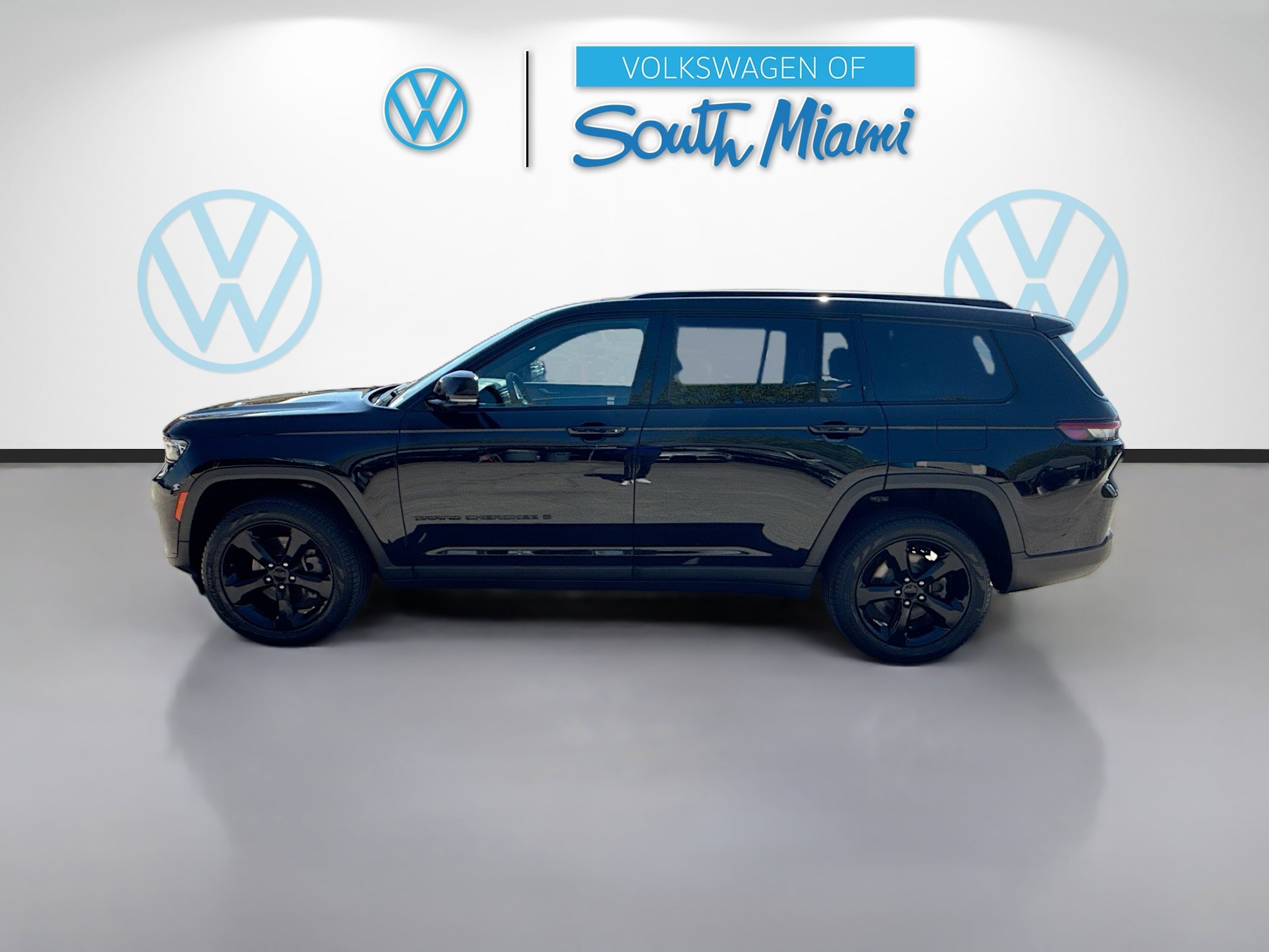 Used 2025 Jeep Grand Cherokee L Limited w/ Black Appearance Package image 4