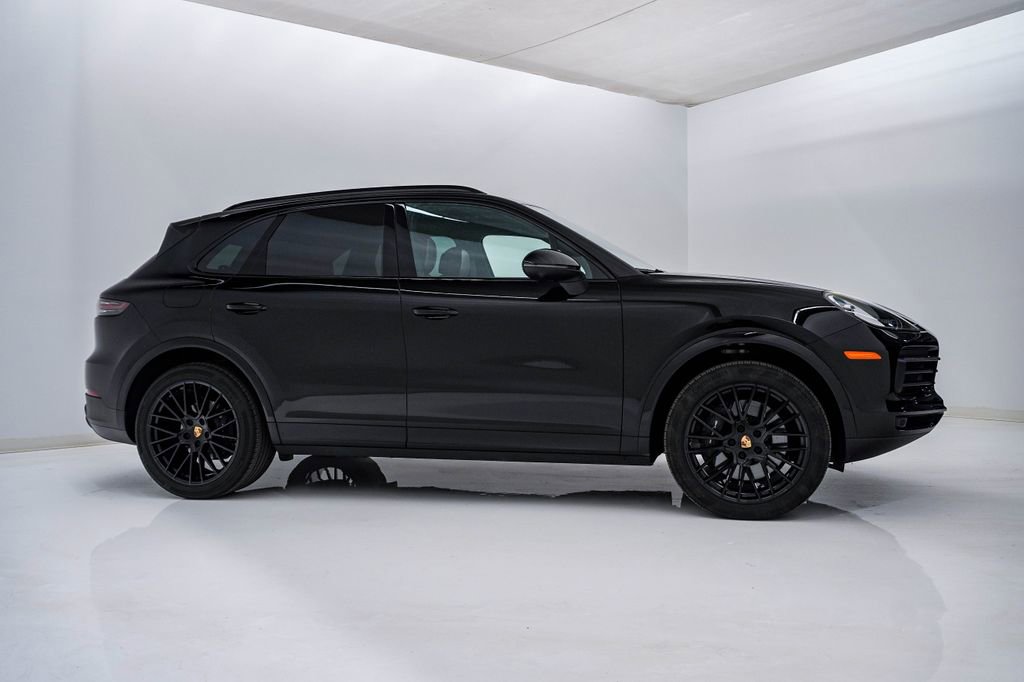 Certified 2023 Porsche Cayenne Platinum Edition image 9