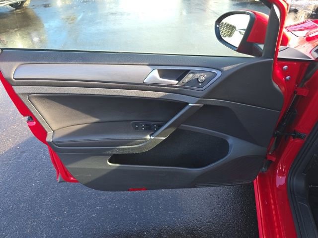 Used 2018 Volkswagen Golf SE image 23