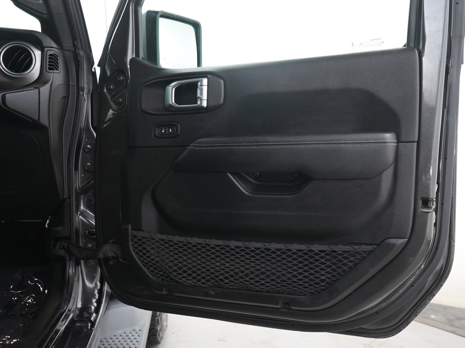 Used 2019 Jeep Wrangler Unlimited Sahara w/ Uconnect 4C Nav & Sound Group AWD/4WD image 9