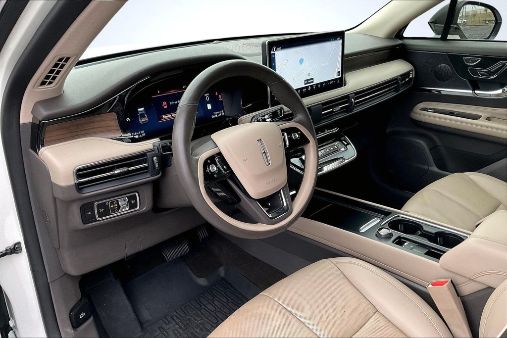 Used 2023 Lincoln Corsair Reserve w/ Equipment Group 201A FWD image 17