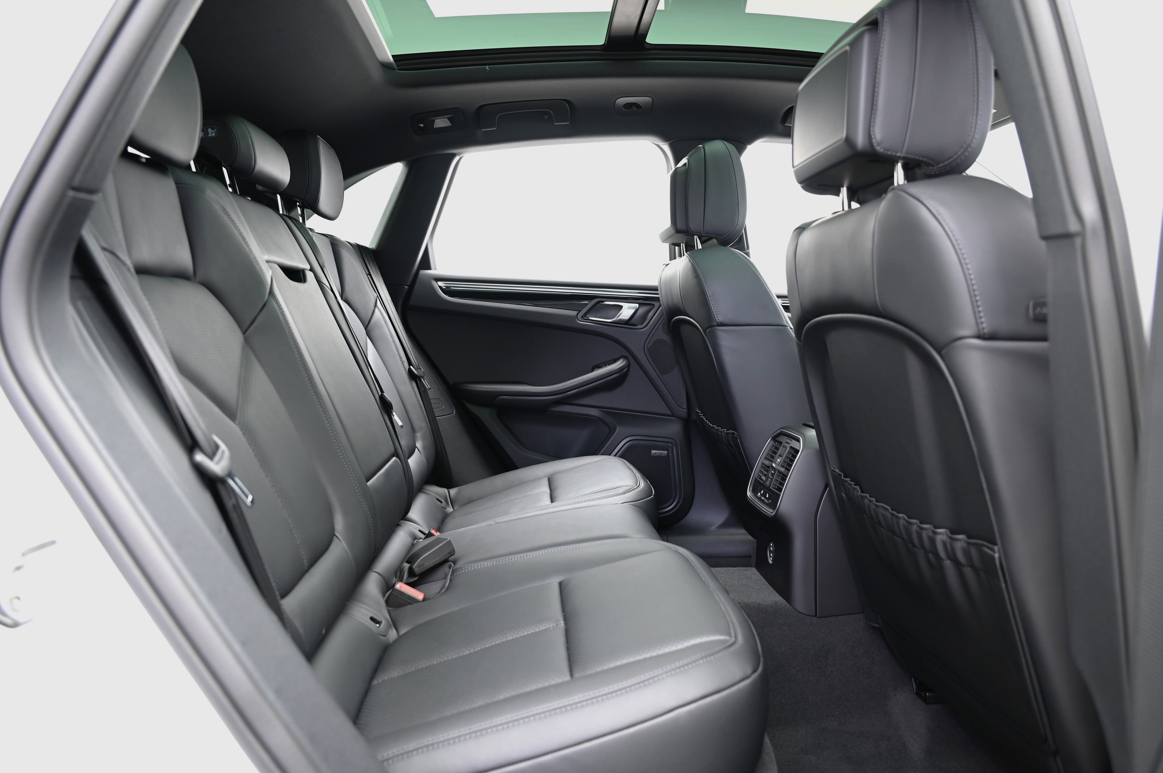 Used 2025 Porsche Macan image 22