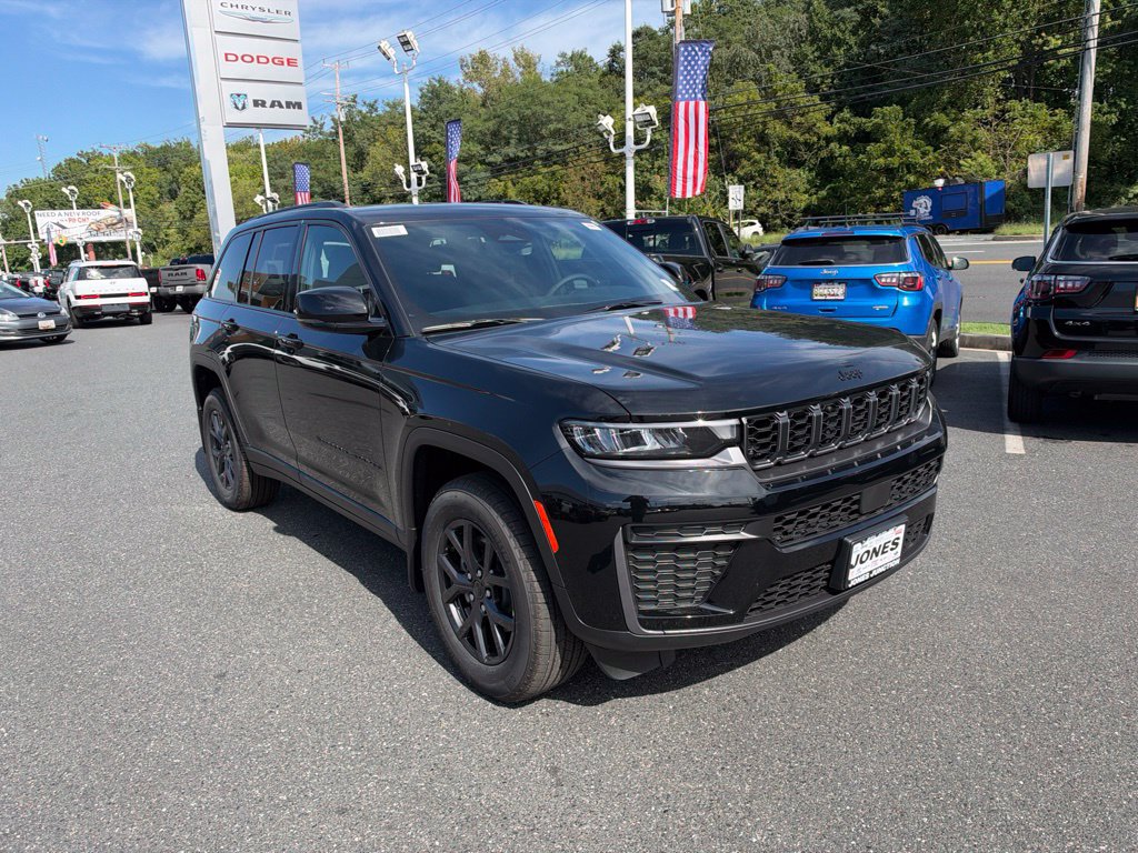 New 2027 Jeep Grand Cherokee Altitude AWD/4WD image 2