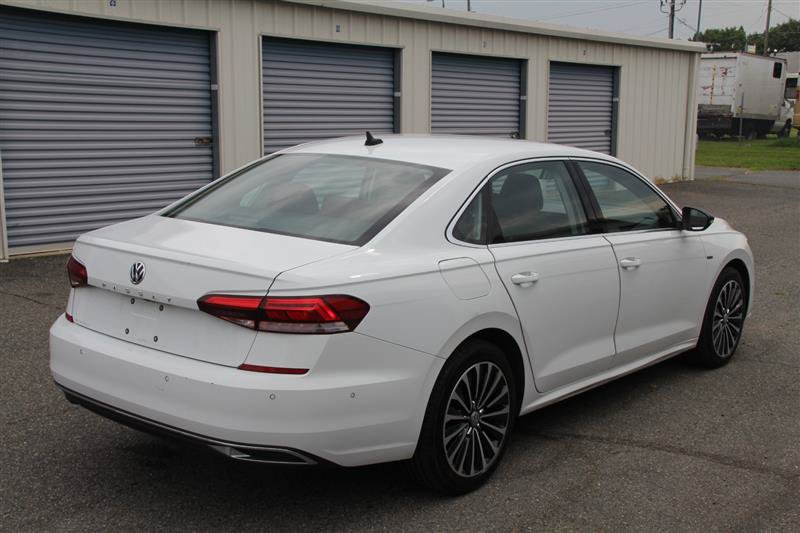 Used 2022 Volkswagen Passat 2.0T FWD image 5