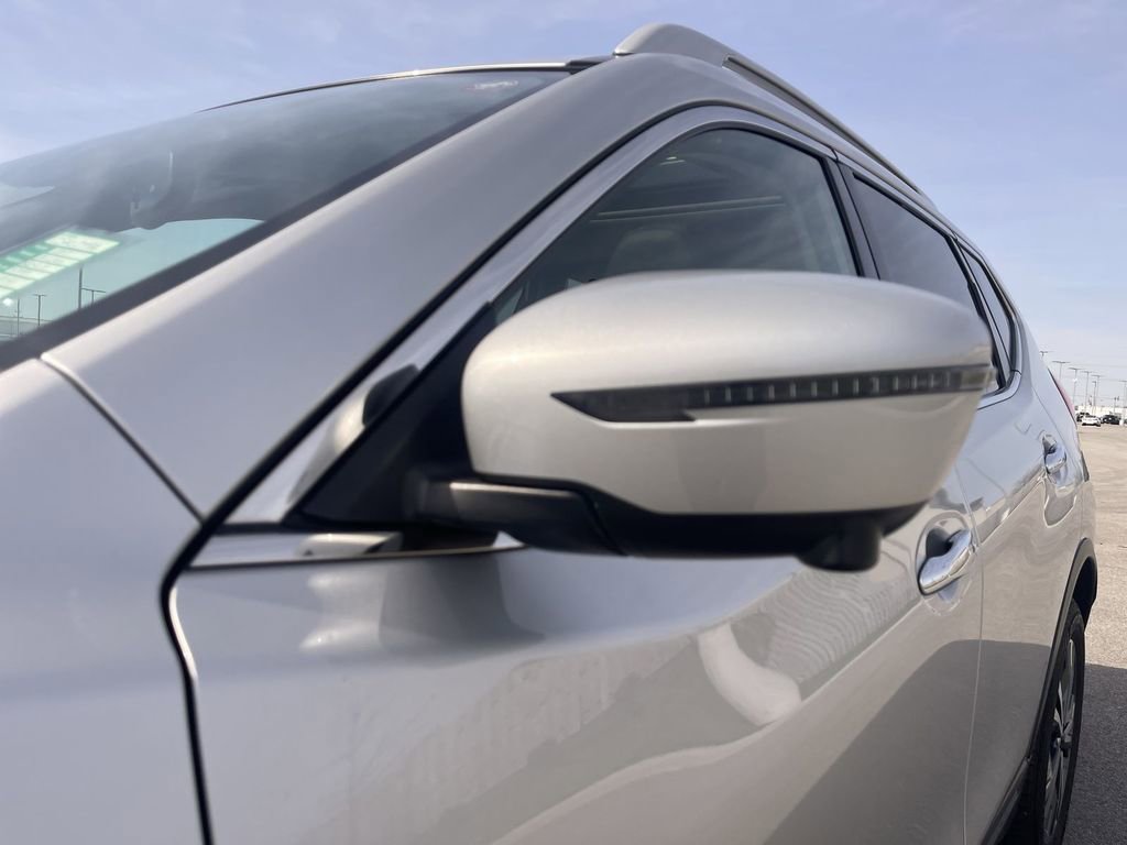 Used 2017 Nissan Rogue SL w/ SL Premium Package image 3