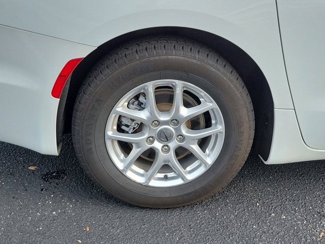 Used 2023 Chrysler Pacifica Touring-L image 35