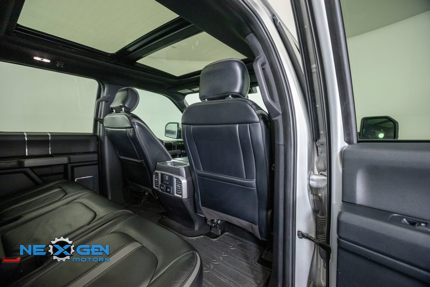 Used 2019 Ford F150 Platinum w/ Equipment Group 701A Luxury AWD/4WD image 39