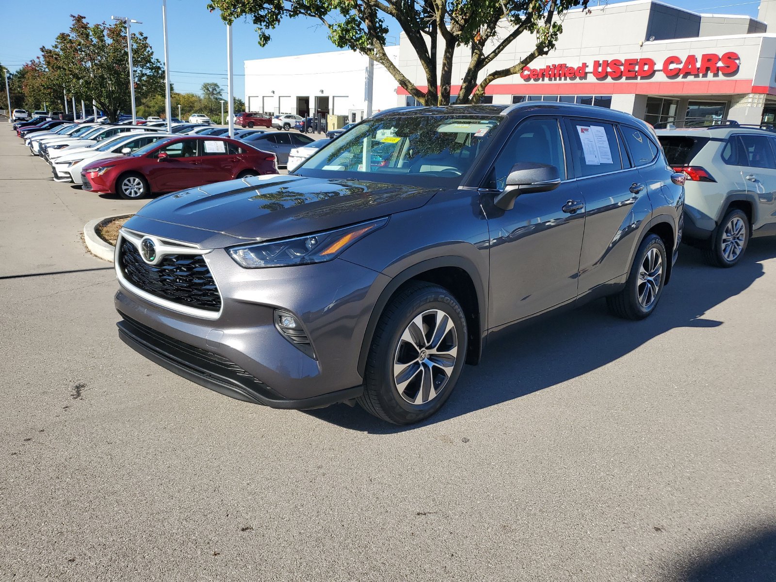 Used 2024 Toyota Highlander XLE AWD/4WD image 2