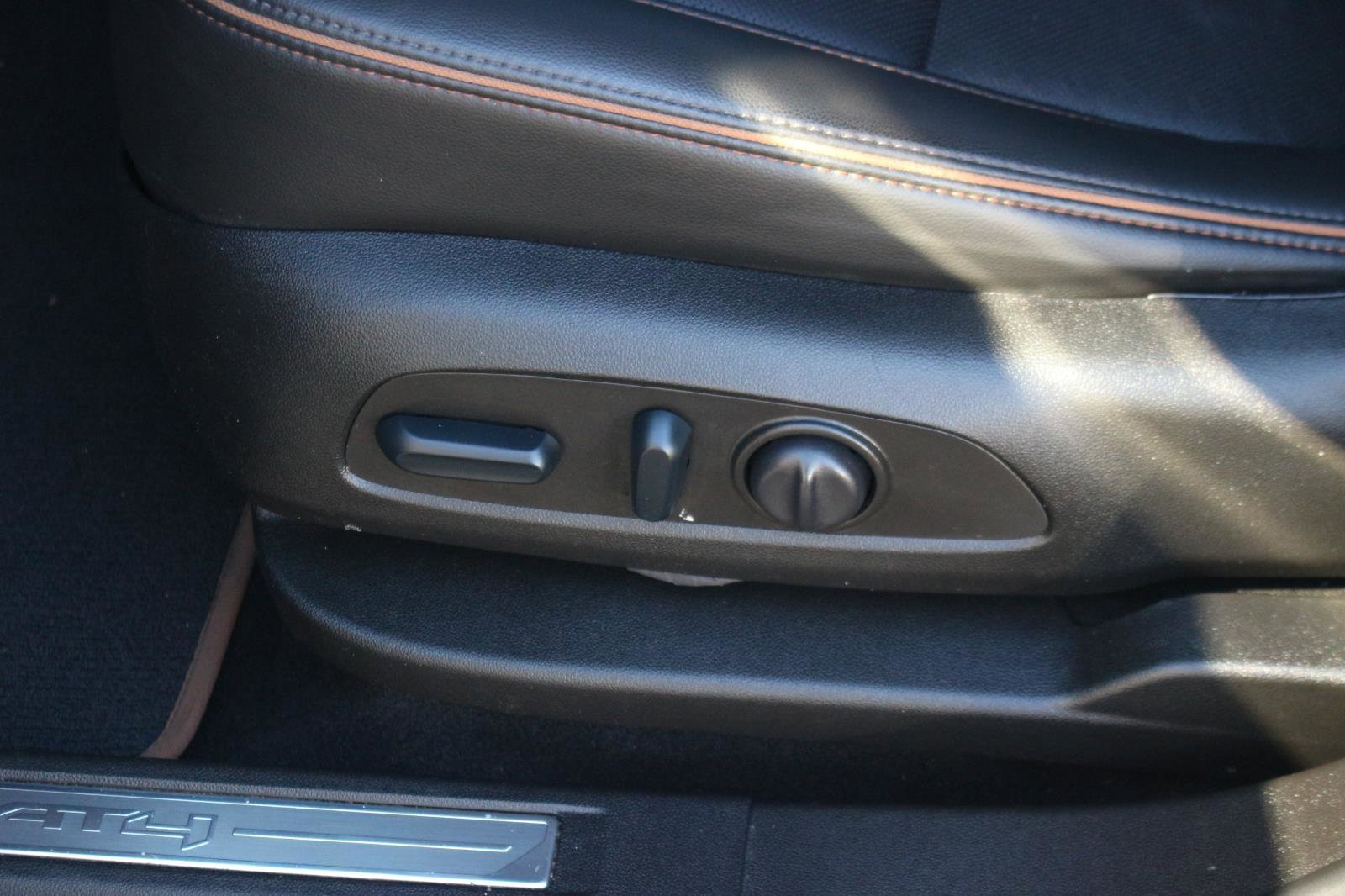 Used 2022 GMC Acadia AT4 w/ Technology Package image 17