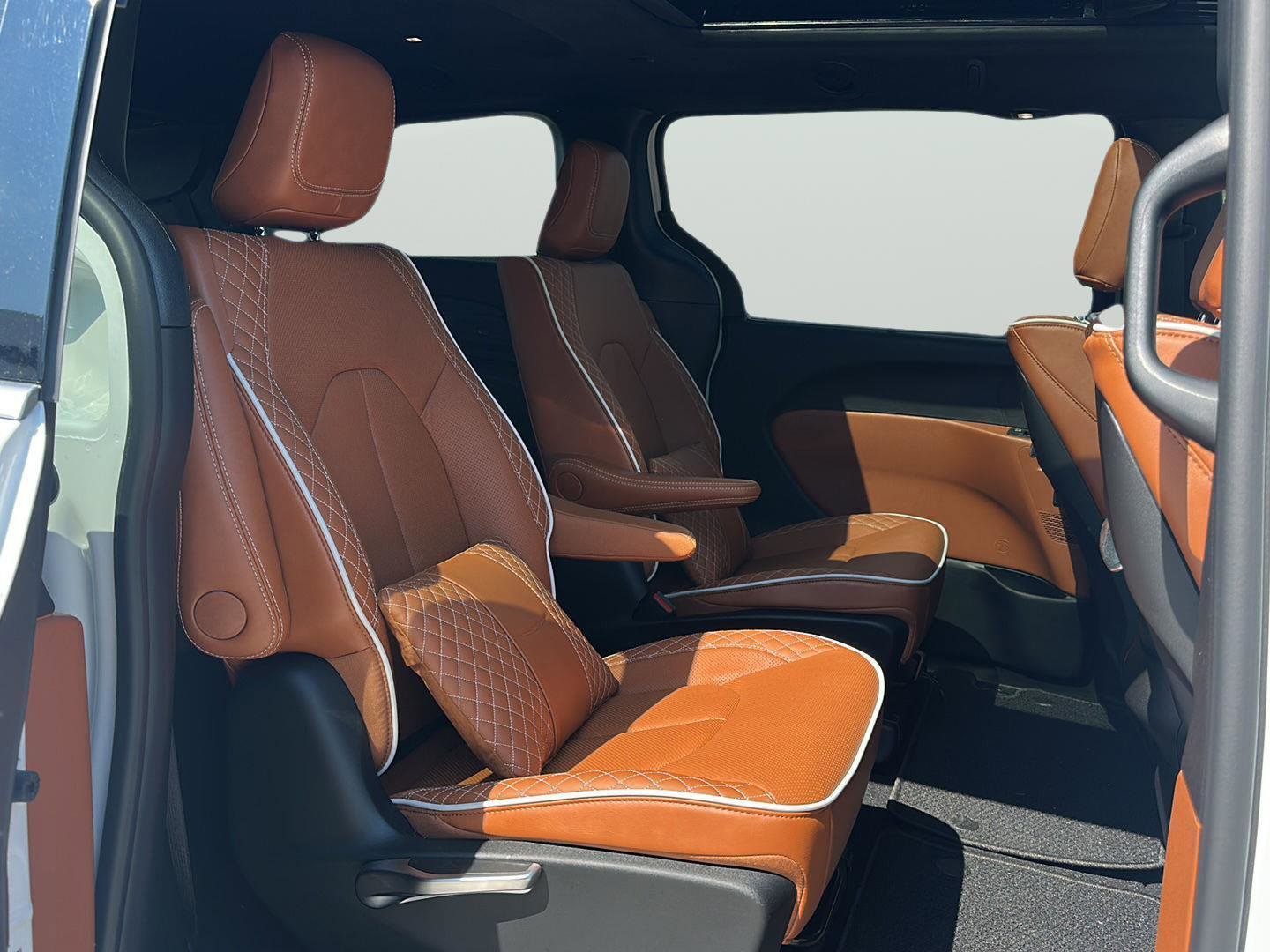 Used 2026 Chrysler Pacifica Pinnacle w/ Trailer Tow Group FWD image 11