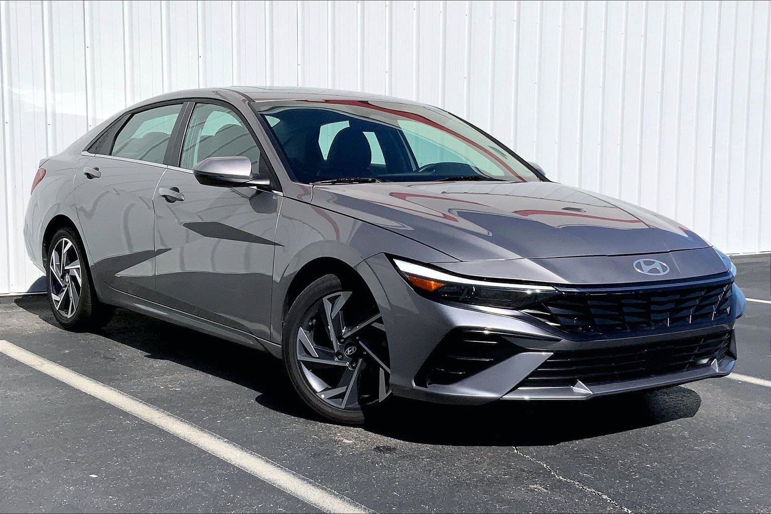 Used 2025 Hyundai Elantra Limited FWD image 2