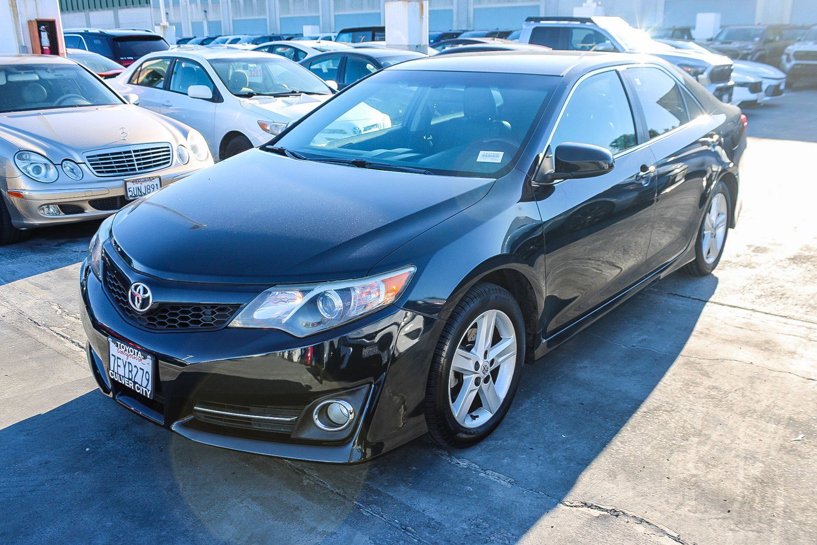 Used 2014 Toyota Camry SE image 3