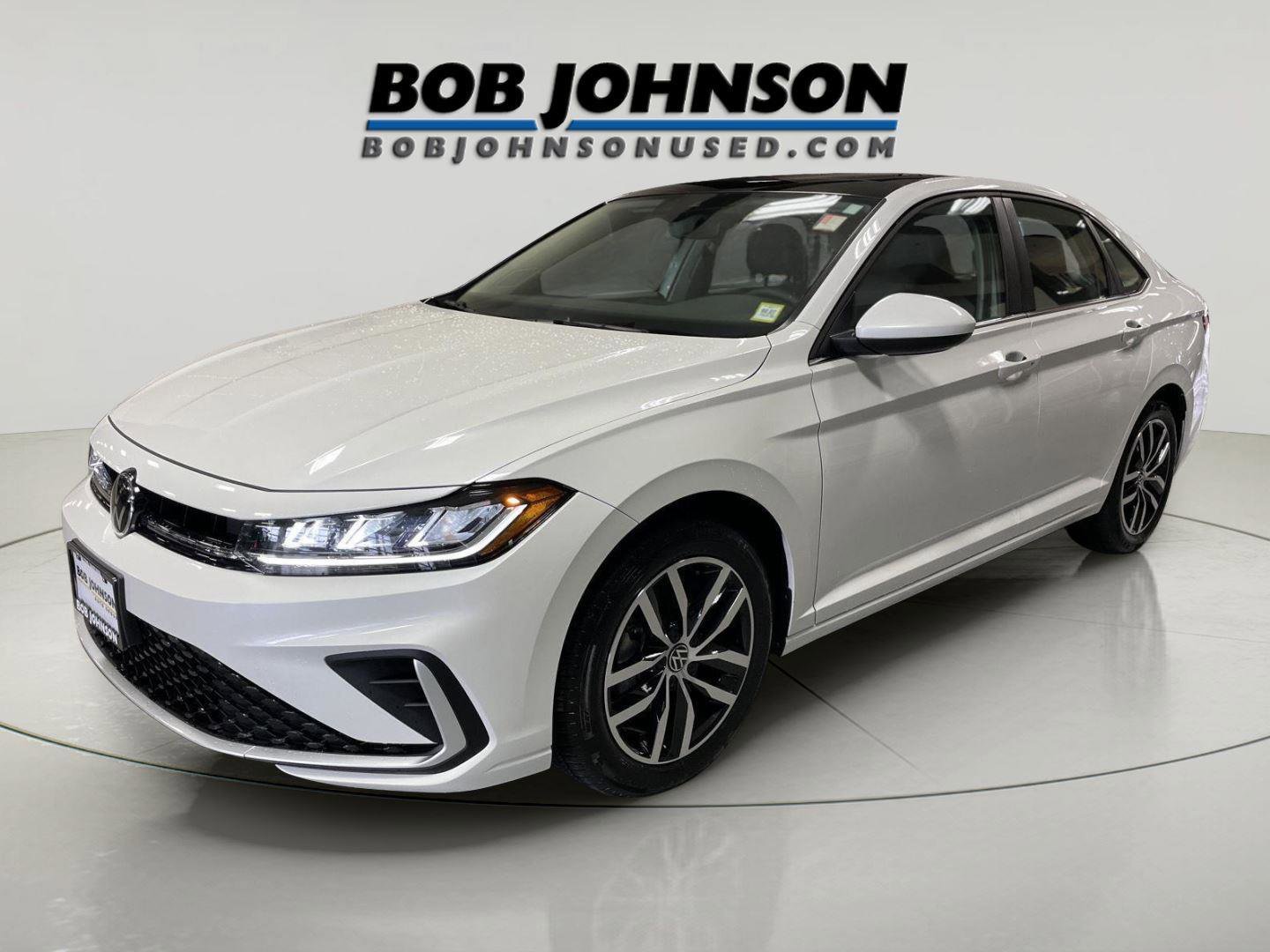 Used 2025 Volkswagen Jetta SE w/ Sunroof Package image 3