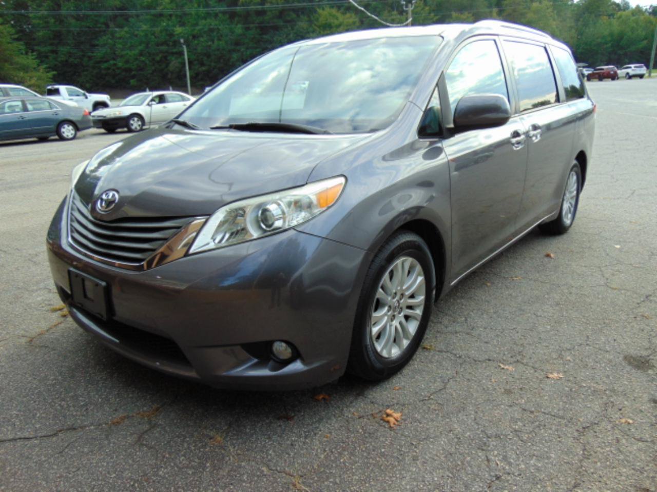 Used 2014 Toyota Sienna XLE w/ Entertainment Package FWD image 15