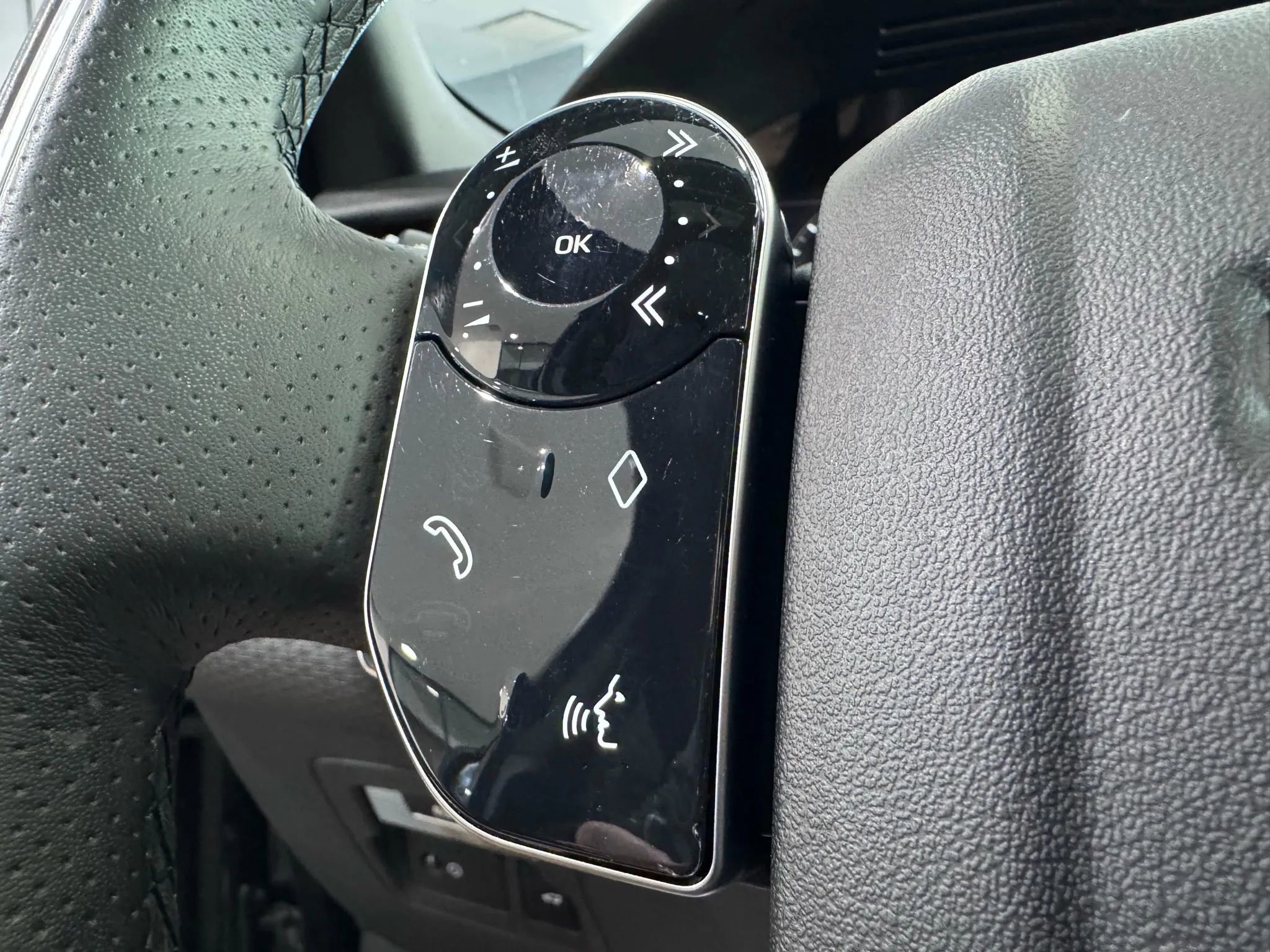 Used 2019 Land Rover Range Rover Velar R-Dynamic SE image 25