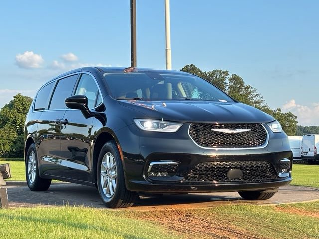 Used 2024 Chrysler Pacifica Touring-L FWD image 1