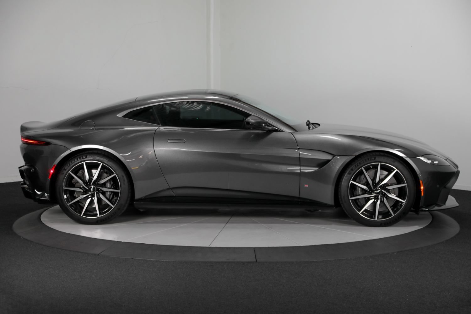 Used 2019 Aston Martin V8 Vantage Coupe RWD image 8