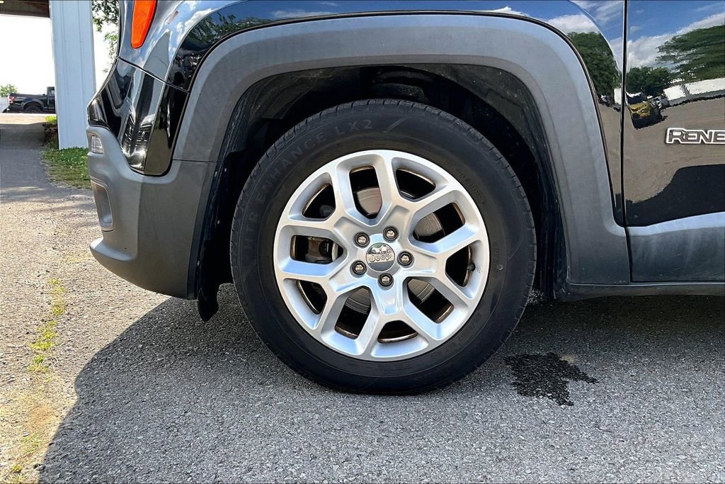 Used 2017 Jeep Renegade Latitude w/ Popular Equipment Group FWD image 2