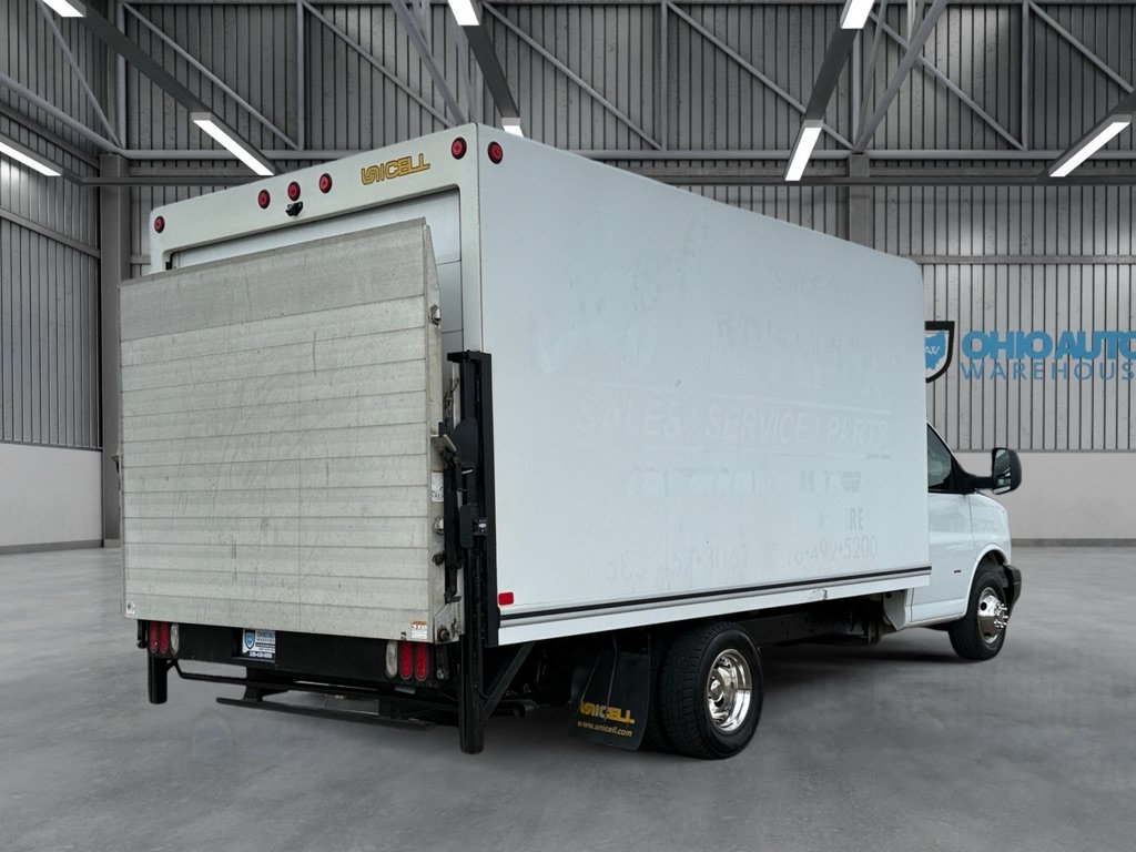 Used 2018 Chevrolet Express 3500 w/ Driver Convenience Package RWD image 8