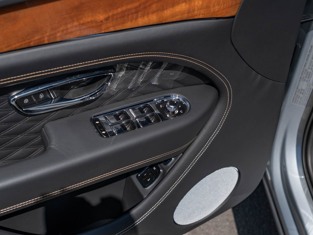 Used 2024 Bentley Bentayga image 17