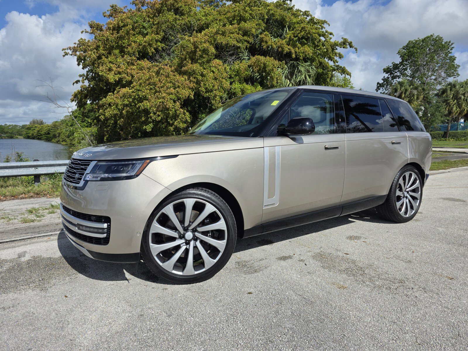 Used 2024 Land Rover Range Rover Long Wheelbase Autobiography AWD/4WD image 1