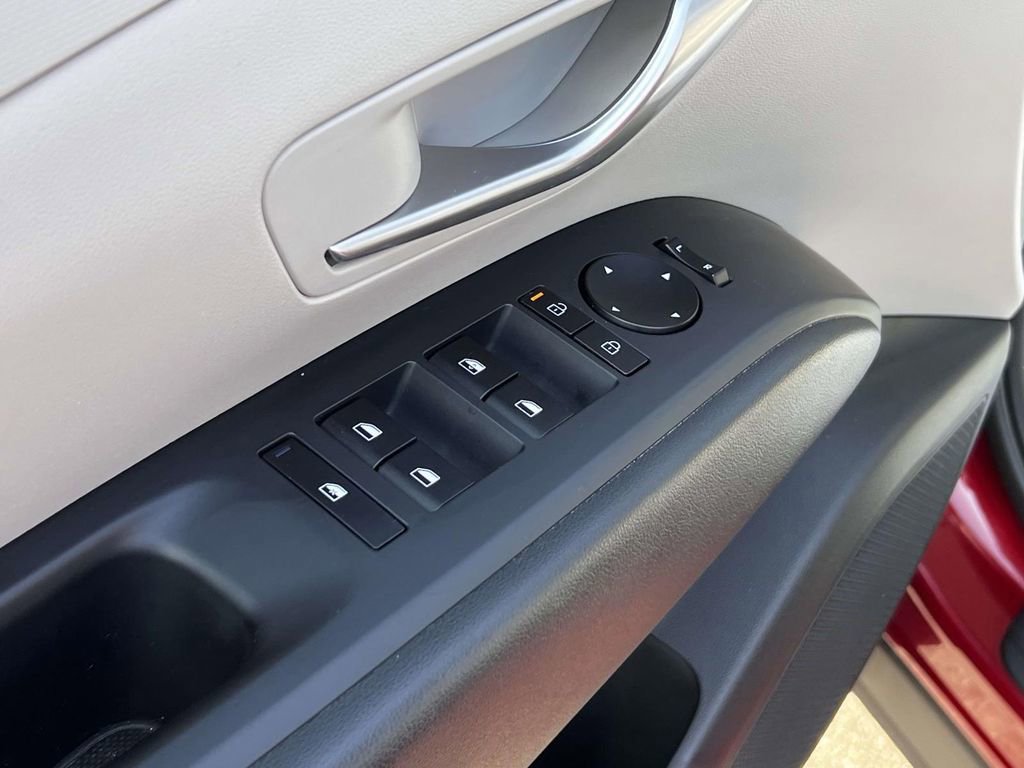 Certified 2025 Hyundai Tucson SE image 18
