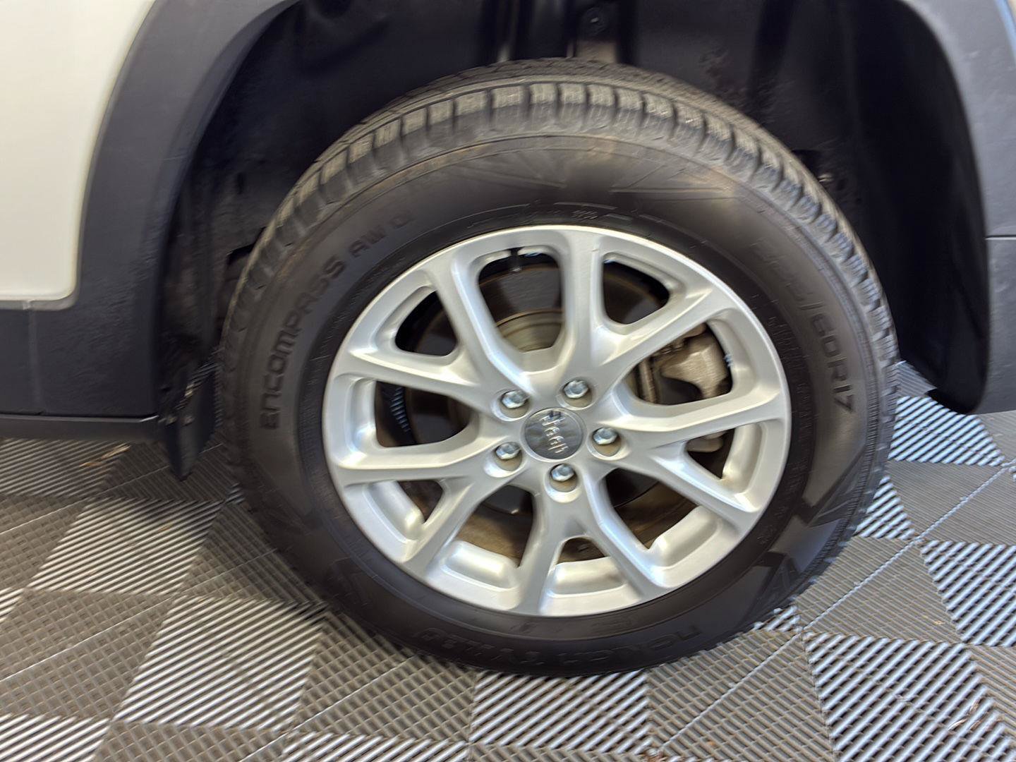 Used 2015 Jeep Cherokee Latitude w/ Cold Weather Group FWD image 14