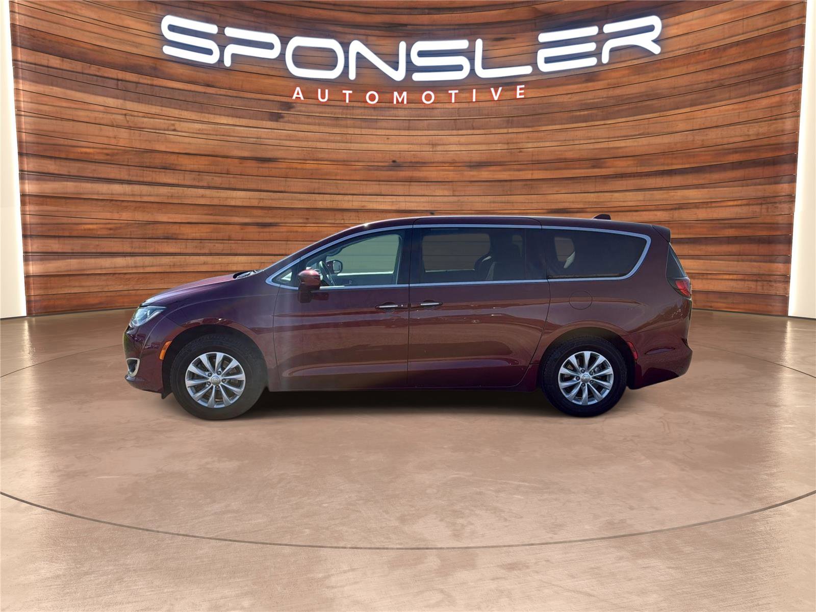 Used 2018 Chrysler Pacifica Touring Plus FWD image 2