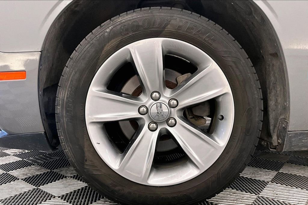 Used 2019 Dodge Challenger SXT RWD image 8