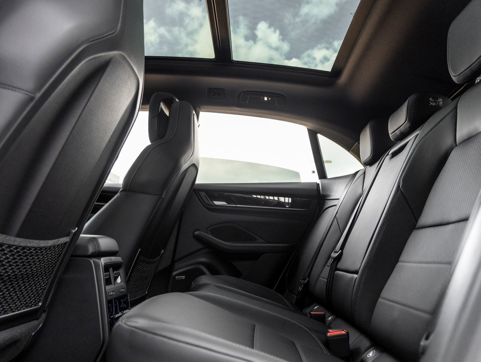 Certified 2025 Porsche Macan Electric image 31