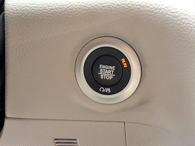Used 2024 Chrysler Pacifica Select image 10