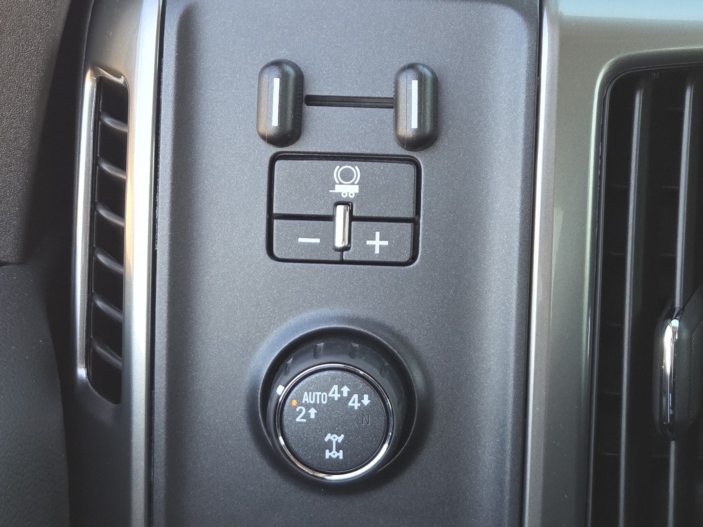 Used 2018 Chevrolet Silverado 1500 LT w/ All Star Edition AWD/4WD image 7