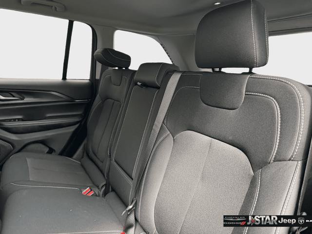 Used 2023 Jeep Grand Cherokee Laredo AWD/4WD image 29