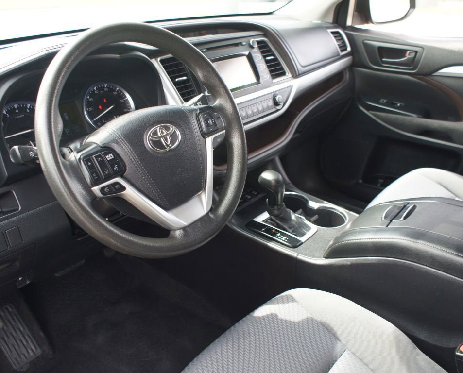 Used 2016 Toyota Highlander LE AWD/4WD image 12
