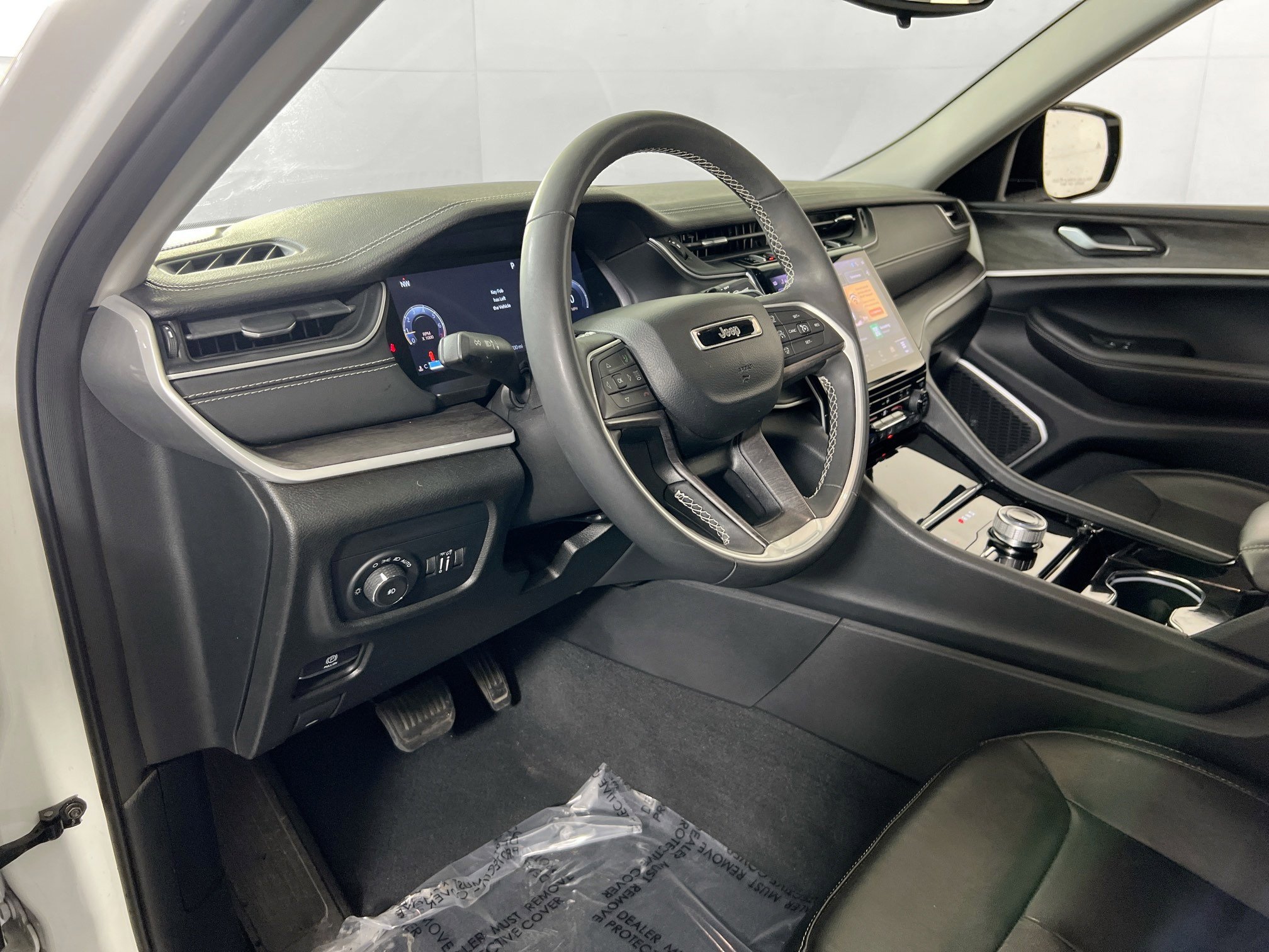 Used 2023 Jeep Grand Cherokee Limited w/ Black Appearance Package AWD/4WD image 9