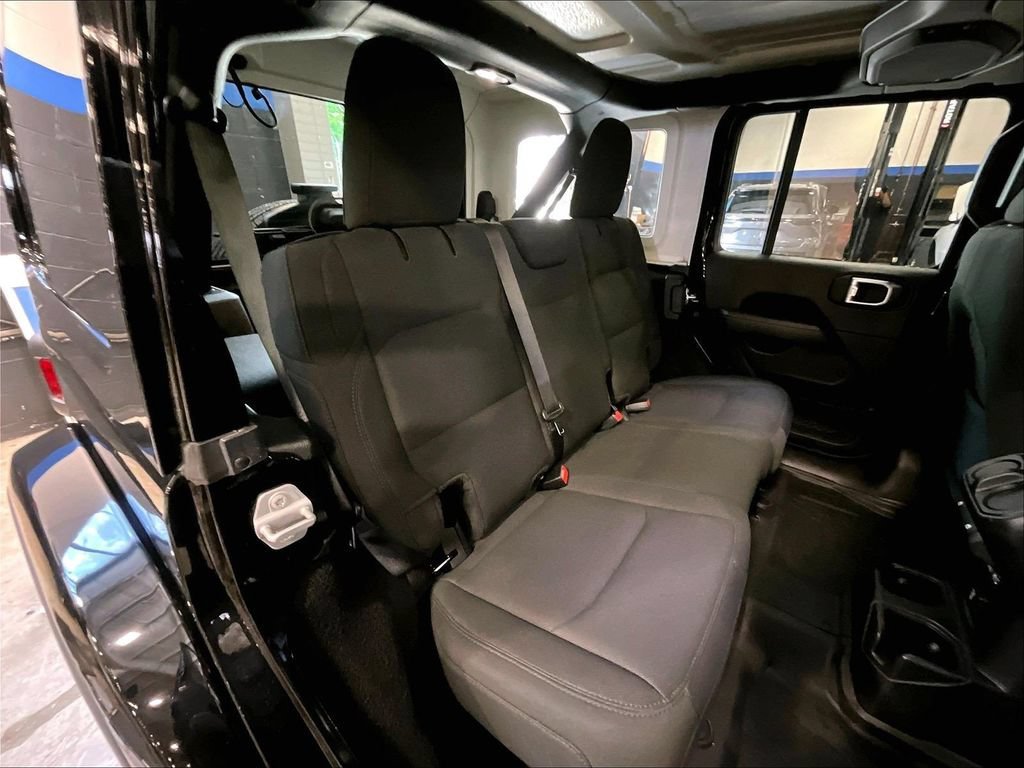 Used 2023 Jeep Wrangler Unlimited Sahara AWD/4WD image 16