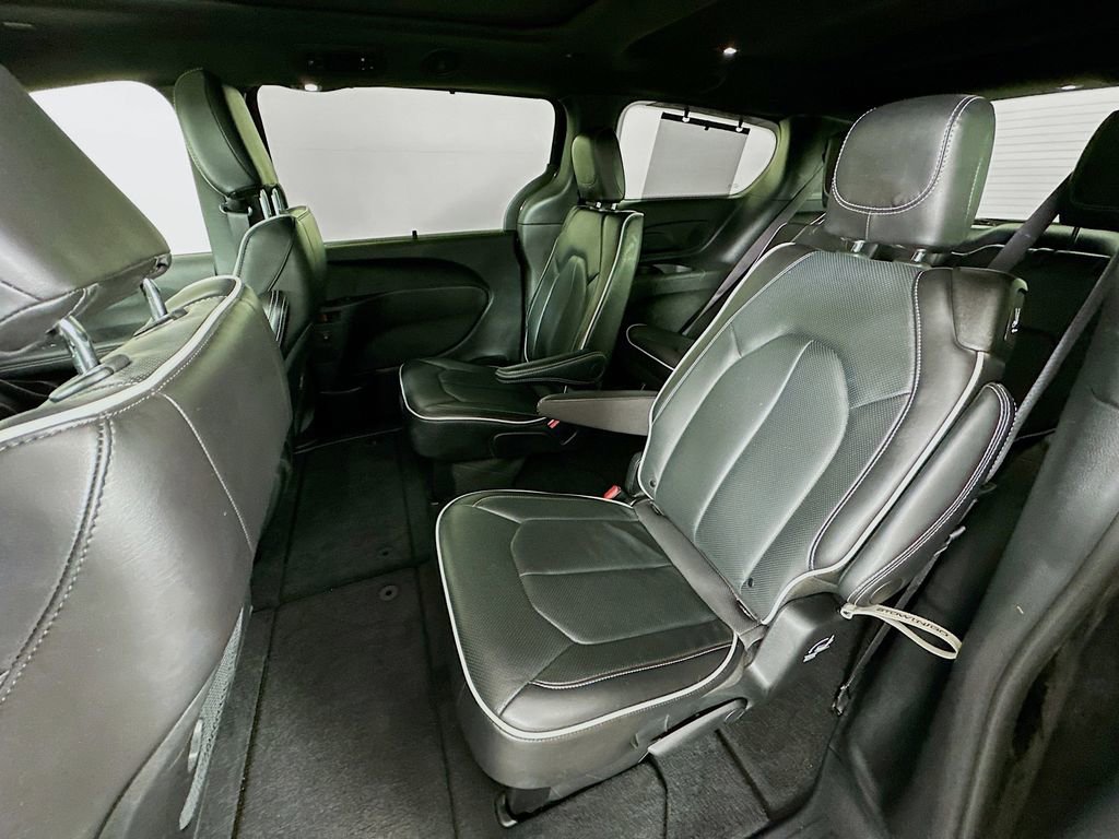 Used 2025 Chrysler Pacifica Limited FWD image 33